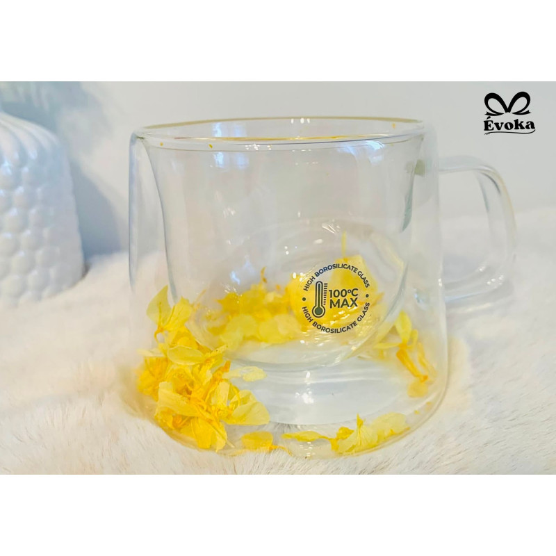 Vaso de Cristal con pétalos amarillos