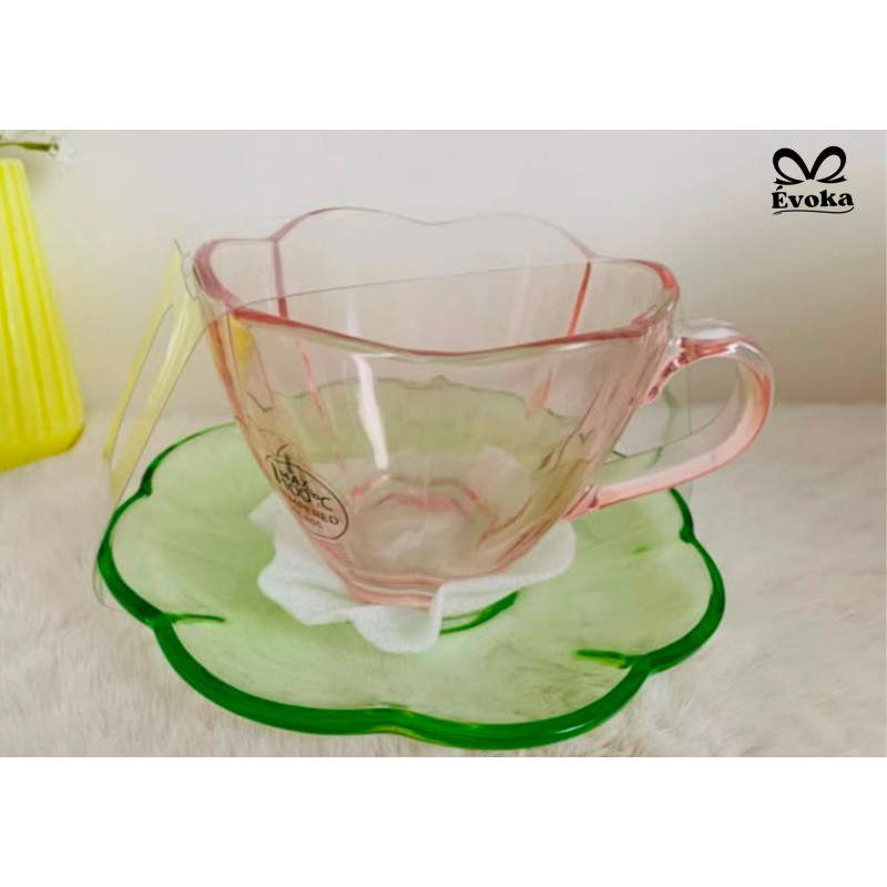 Taza de cristal en forma de flor